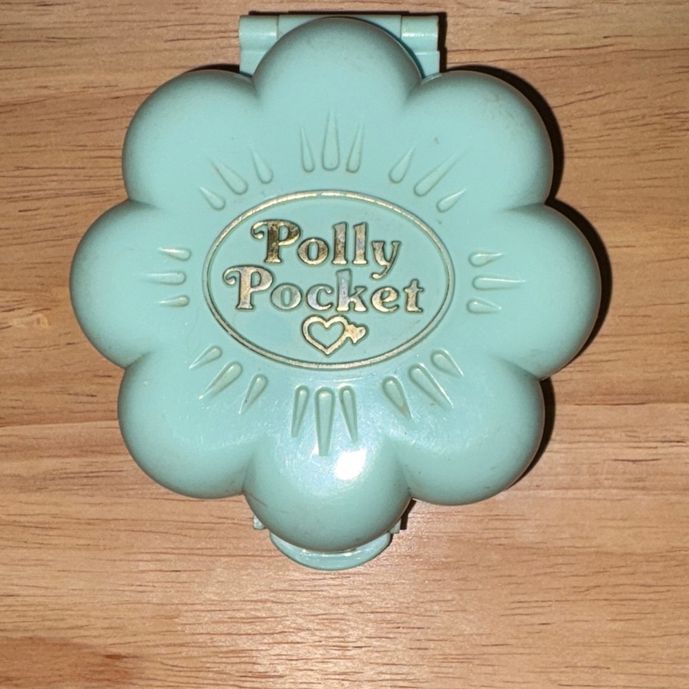 1990-Vintage Blue Bird Polly Pocket Flower Shop play set, complete with doll.